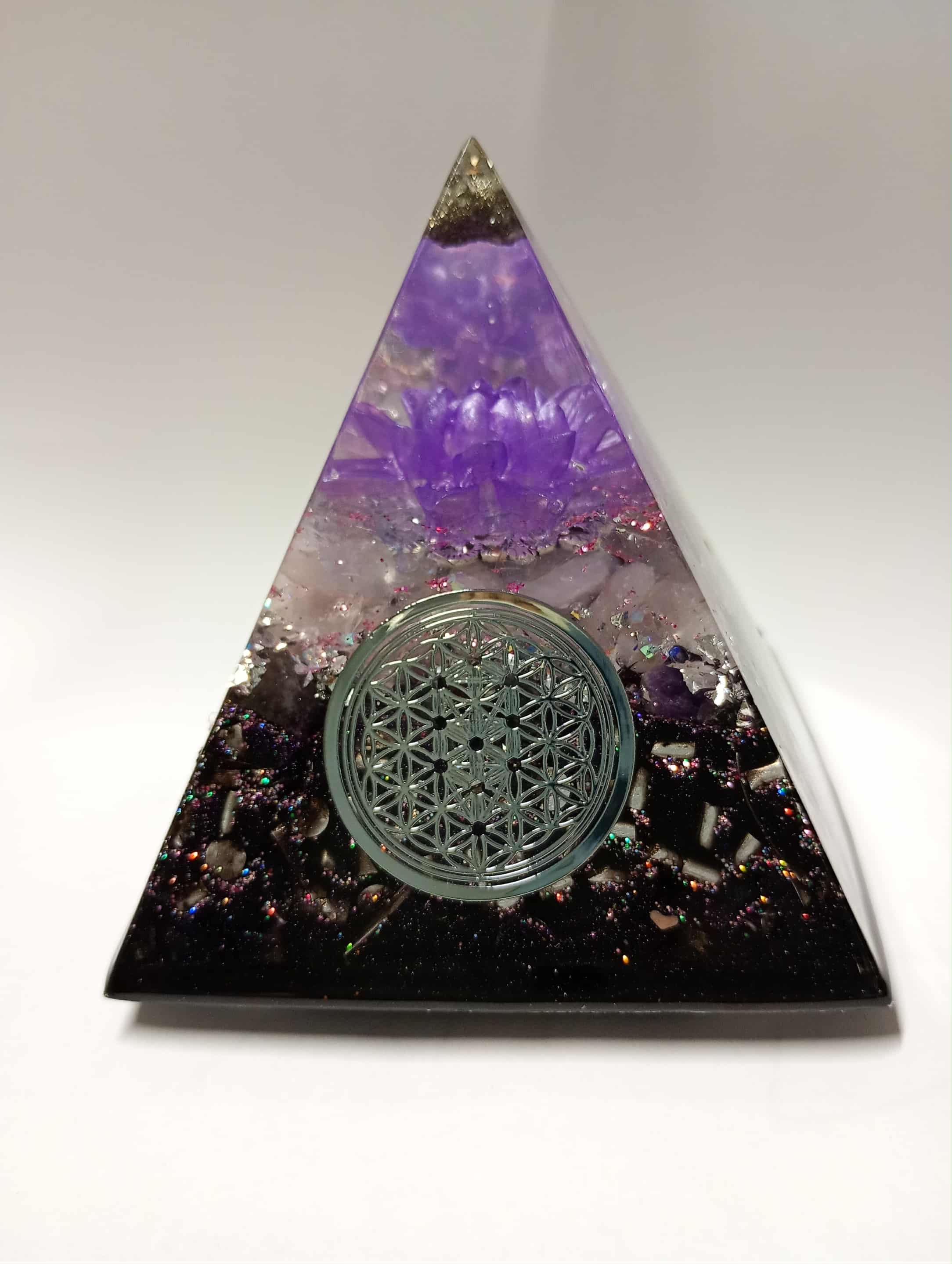 Orgonitová pyramída "Fialový lotos"