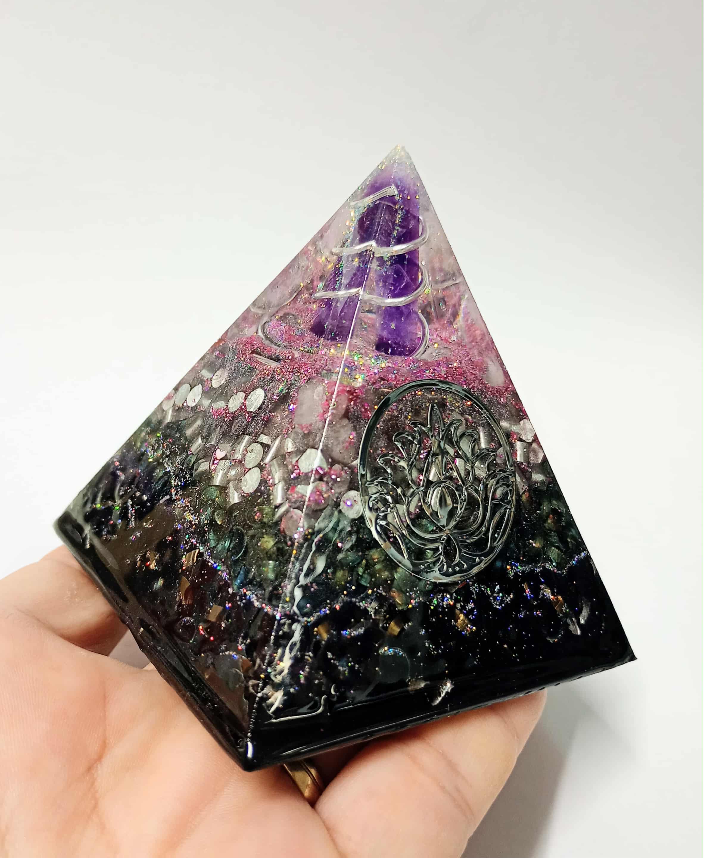 Orgonitová pyramída "Ametystový kryštál"