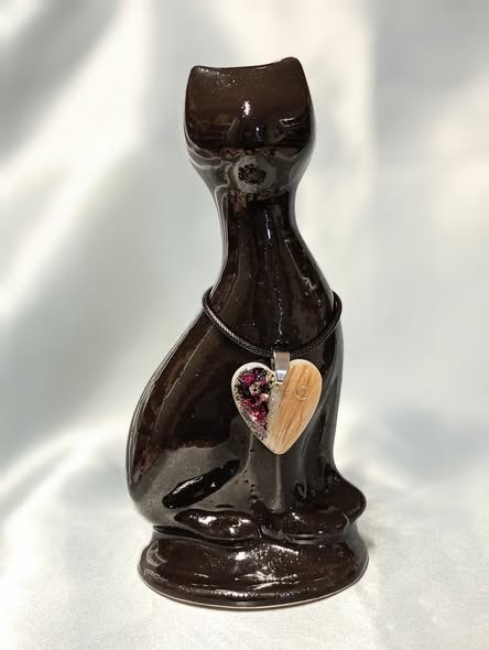 Soška "Blackie" s medailónom