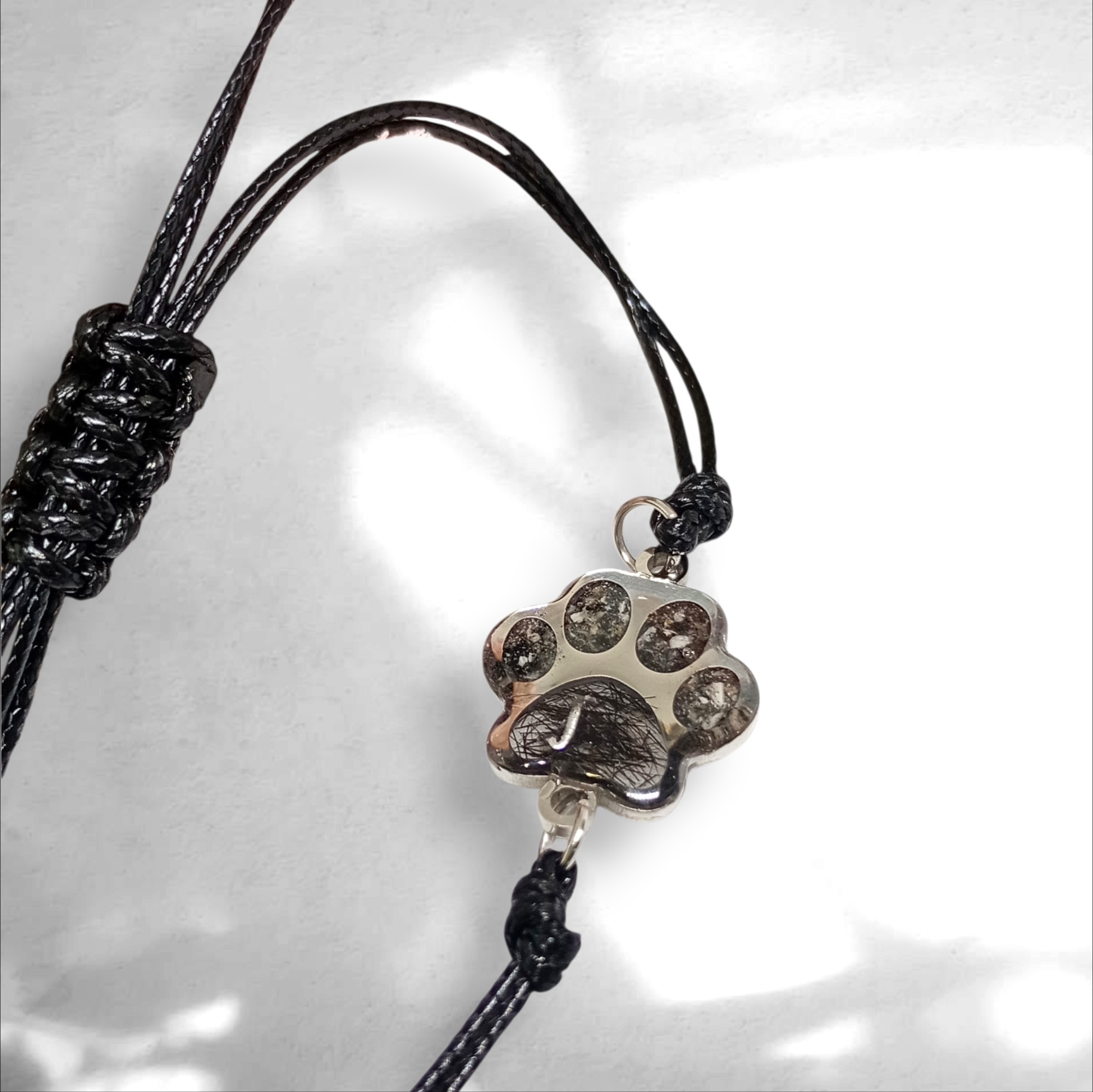 Náramok nerez labka/šnúrka